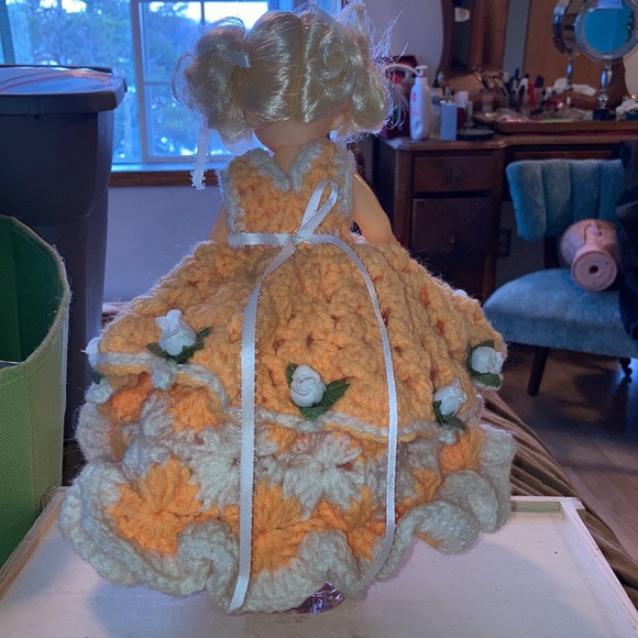 Vintage handmade toilet paper bottle topper
Peach and white - Picture 4 of 4